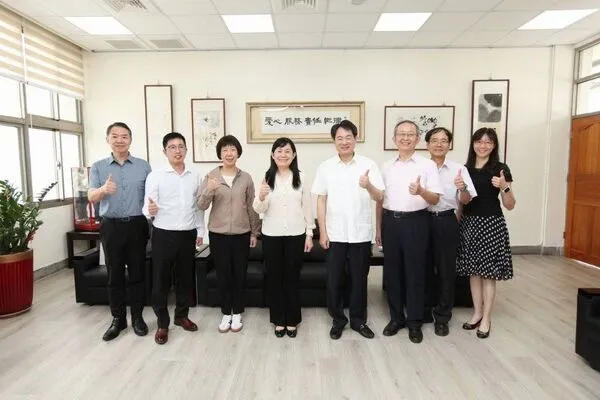 ▲政戰局陳局長育琳(左)與替訓中心沈執行長哲芳(右)就國防通識教育進行交流。(圖/國防部政戰局提供)