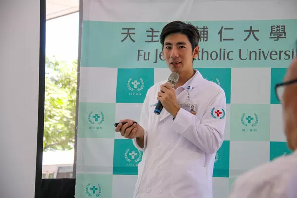 ▲▼輔仁大學附設醫院運動醫學中心洪嘉鴻醫師簡報。(圖/輔大醫院提供)