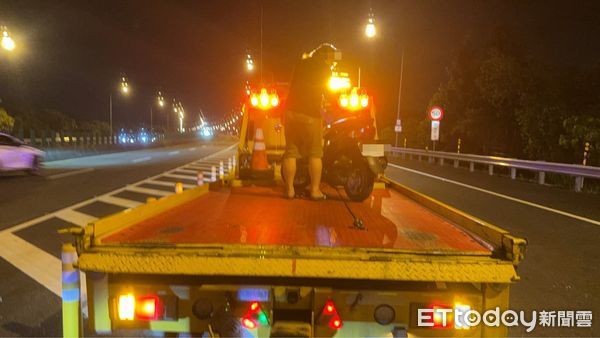 ▲國道6號西向國姓路段2日晚間發生一台機車誤闖情形。(圖/記者高堂堯翻攝)