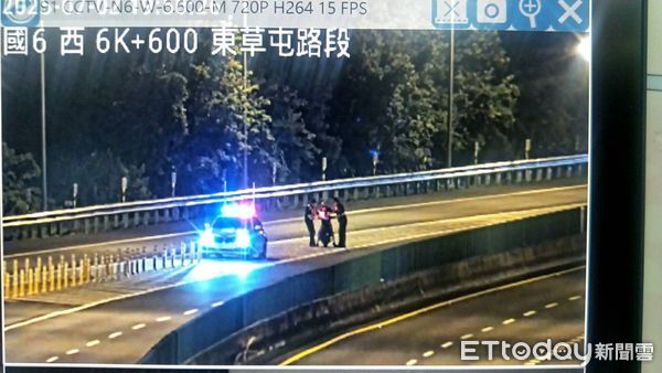 ▲國道6號西向國姓路段2日晚間發生一台機車誤闖情形。(圖/記者高堂堯翻攝)