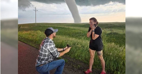 美國一對熱愛風暴追逐的情侶以一場特別的求婚儀式走紅網路。(圖/翻攝自X)