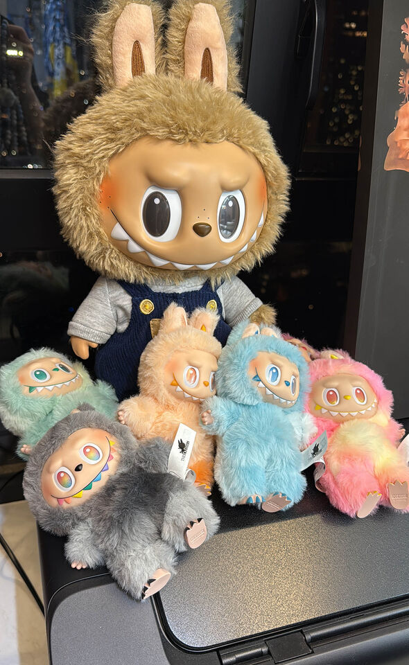 ▲▼吳申梅秀LABUBU收藏。(圖/吳申梅提供)