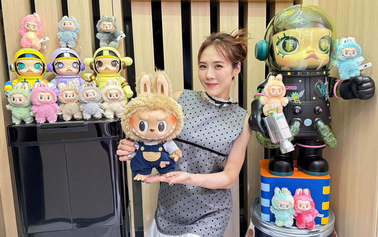 ▲▼吳申梅秀LABUBU收藏。(圖/吳申梅提供)