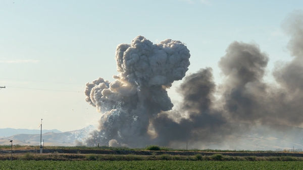 ▲▼ 美國存放煙火的倉庫起火爆炸。(圖/路透)