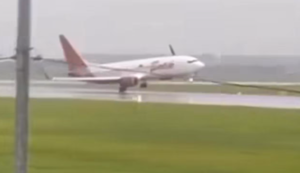 ▲▼客機暴雨中降落 機翼「差點擦地」畫面曝。(圖/翻攝自YouTube)