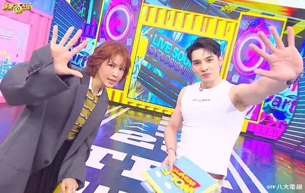▲曾沛慈(左)和黃偉晉在八大電視《娛樂百分百》聊感情問題。(圖/八大提供)