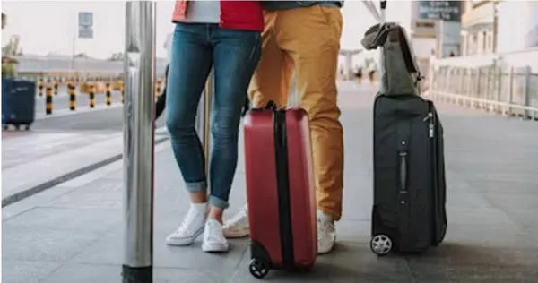 一名女網友分享,日前她與男友飛往韓國慶生,怎料一落地行李箱立刻被海關上鎖,原來是因夾鏈袋分裝的腸胃藥及慶生用蠟燭引起關注。(示意圖/翻攝自unsplash)