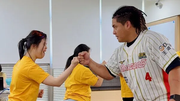 ▲▼ 用愛接「捕」生命每一球 味全龍球員陪伴喜憨兒度過午後時光(圖/味全龍提供)