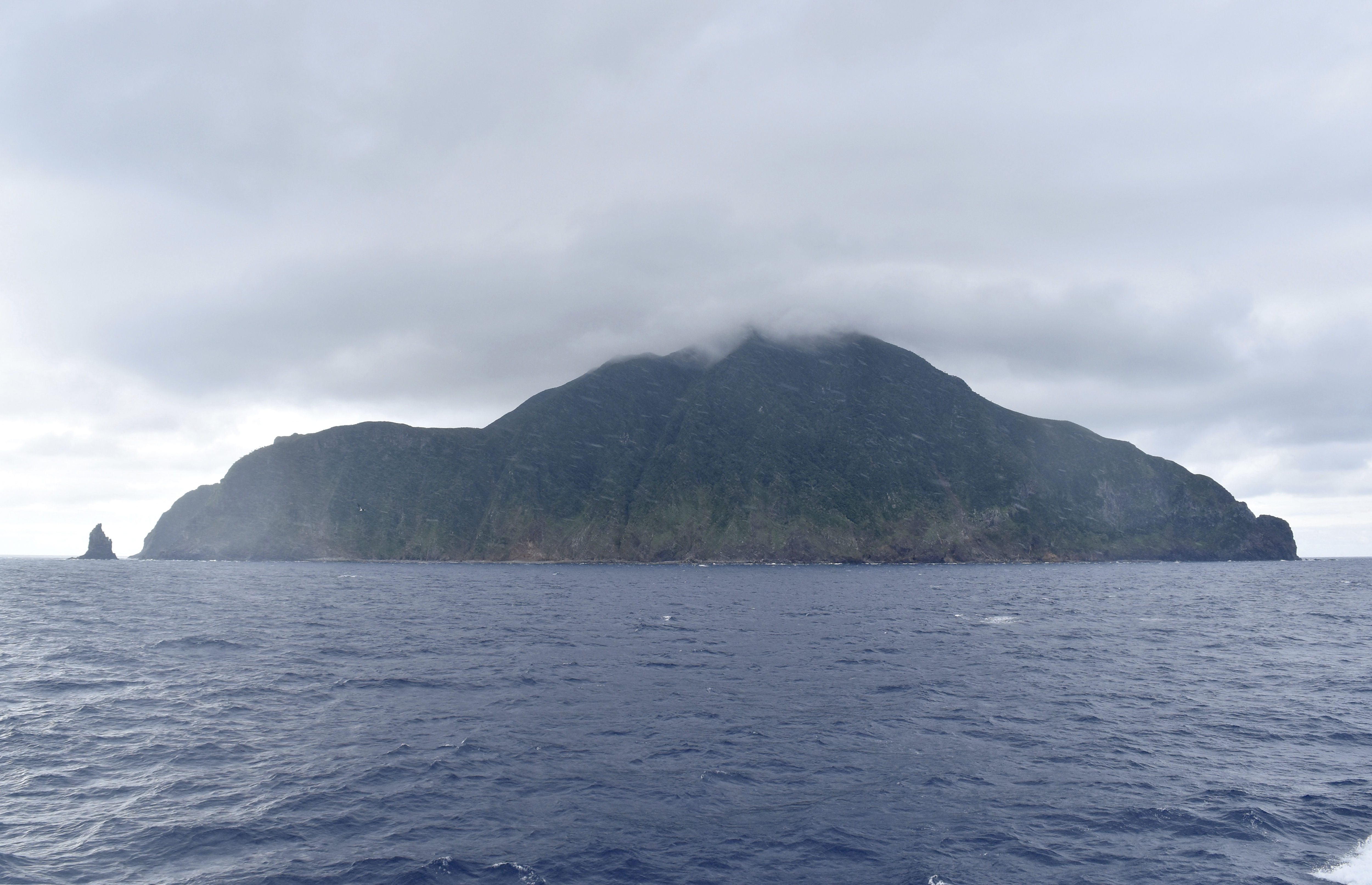 ▲▼日本鹿兒島縣吐噶喇群島中的惡石島,屬於鹿兒島郡十島村。(圖/達志影像/美聯社)