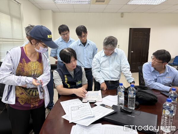 ▲▼高雄岡山產業園區「異常狂噴白煙」 環保局追兇手!最高罰2千萬。(圖/記者賴文萱翻攝)