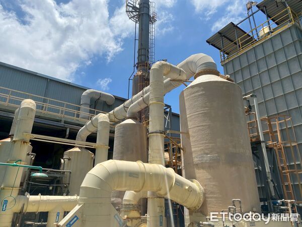 ▲▼高雄岡山產業園區「異常狂噴白煙」 環保局追兇手!最高罰2千萬。(圖/記者賴文萱翻攝)