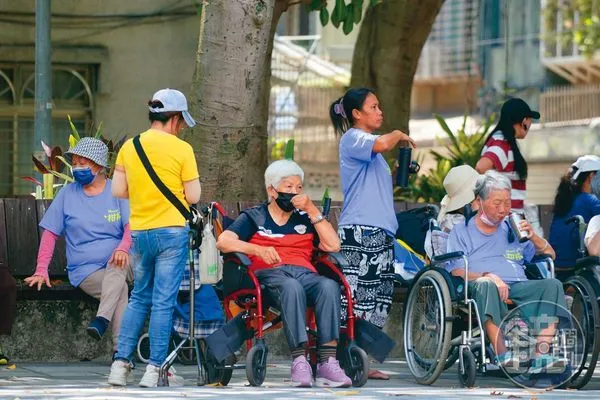 高齡化社會照護成本大增,民眾一定要事先做好安排。