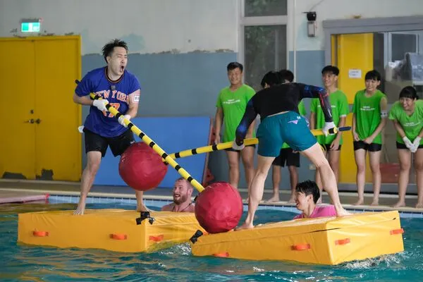 ▲星二代對決《全村》徐新洋狠功余祥銓下體,他崩潰喊:還要生兒子。(圖/東森綜合台)