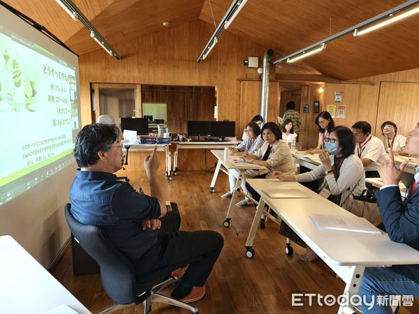 ▲雲林縣政府組成「有溫度的醫養合一-銜接醫療與長照」考察團,3日赴日本岐阜縣參訪Kagayaki綜合在宅醫療診所。(圖/記者游瓊華翻攝)