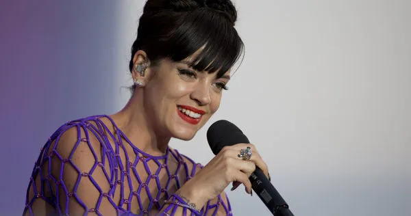 英國歌手莉莉艾倫在Podcast節目中自曝曾多次墮胎,甚至坦言「數不清」,並分享過去情感經驗與內心掙扎。(圖/達志/美聯社)