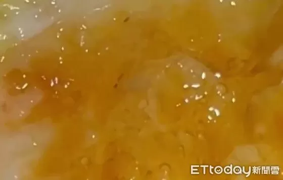 ▲荷包蛋上爬滿蛆蟲。(圖/翻攝自Threads/w_u_17)