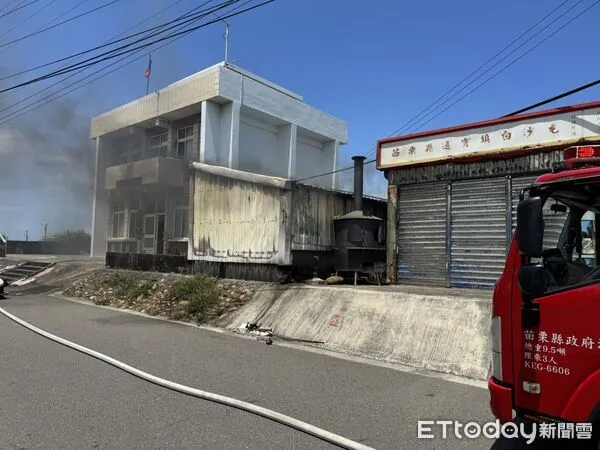 ▲苗栗白沙屯拱天宮附近竄出濃煙,原因是附近海巡署安檢所庫房失火。(圖/記者楊永盛翻攝)
