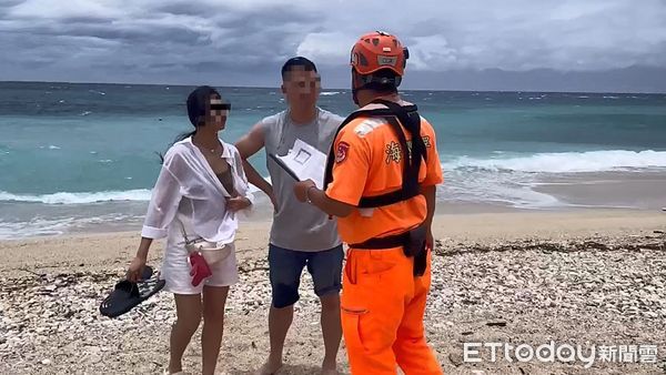 ▲海巡署人員勸離遊客。(圖/記者陳崑福翻攝)
