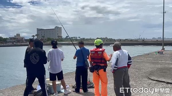 ▲海巡署人員勸離遊客。(圖/記者陳崑福翻攝)