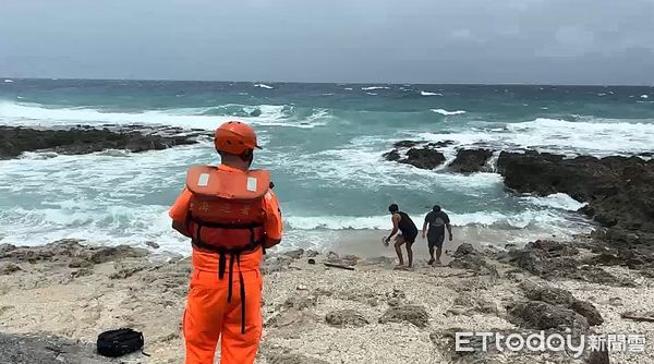 ▲海巡署人員勸離遊客。(圖/記者陳崑福翻攝)