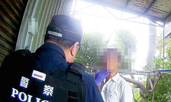 ▲桃園市楊姓男子日前酒後持棍子攻擊路過騎士,桃園警方今天上午到其住處約制關懷。(圖/桃園警分局提供)