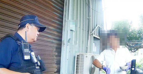 ▲桃園警方今天上午到楊姓男子住處約制關懷,發現去年因毀損案未到案被通緝,員警隨即押解歸案。(圖/桃園警分局提供)