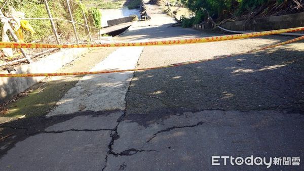 ▲▼嘉義縣牛稠溪因大雨暴漲,浮水橋橋面坍方。(圖/記者翁伊森翻攝)