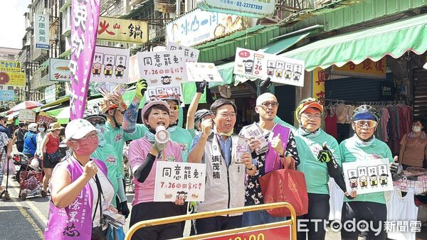 ▲妃妃鐵馬隊北上挺罷免,首站從信義區出發,深入市場與選區宣講行動。(圖/記者林東良翻攝,下同)