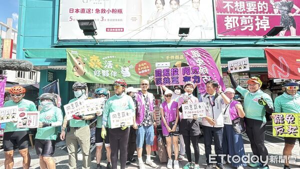 ▲妃妃鐵馬隊北上挺罷免,首站從信義區出發,深入市場與選區宣講行動。(圖/記者林東良翻攝,下同)