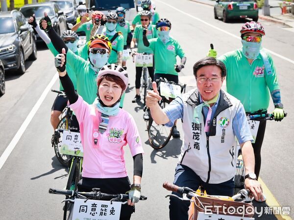 ▲妃妃鐵馬隊北上挺罷免,首站從信義區出發,深入市場與選區宣講行動。(圖/記者林東良翻攝,下同)