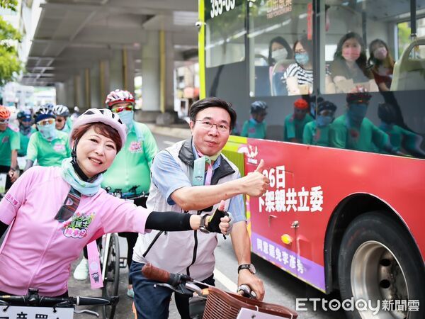 ▲妃妃鐵馬隊北上挺罷免,首站從信義區出發,深入市場與選區宣講行動。(圖/記者林東良翻攝,下同)