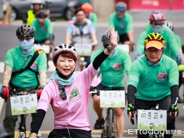 ▲妃妃鐵馬隊北上挺罷免,首站從信義區出發,深入市場與選區宣講行動。(圖/記者林東良翻攝,下同)