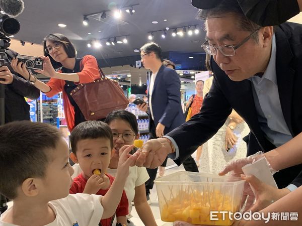 ▲黃偉哲市長出席馬來西亞記者會推廣台南芒果,與現場民眾互動熱烈。(圖/記者林東良翻攝,下同)
