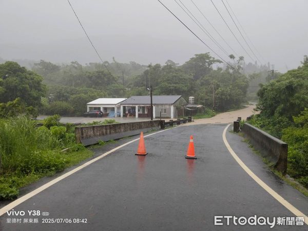 ▲滿州鄉山頂路爆發土石流。(圖/恆春警方提供)