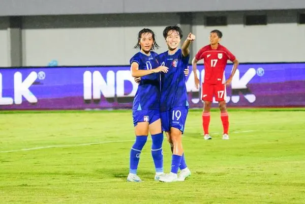 ▲:蘇育萱(右)進球後與陳妗文(左)合照、中華小將劉于喬為中華女足擴大比分。(圖/中華足協提供)