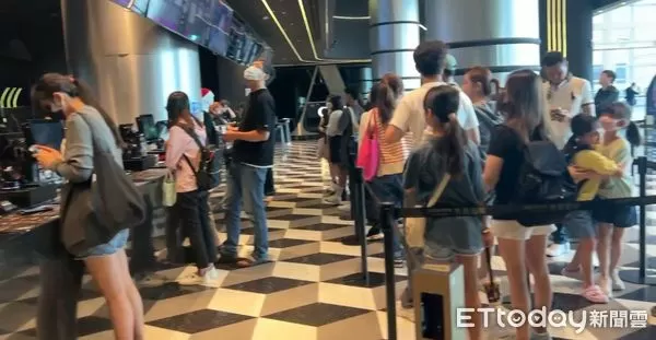 ▲百貨電影院人潮不少。(圖/記者吳奕靖攝)