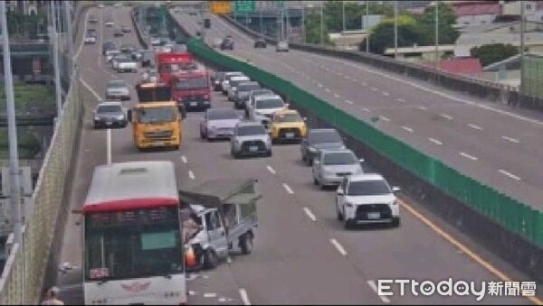 ▲台65線今天下午發生小貨車追撞公車事故,小貨車女乘客命危送醫。(圖/記者陸運陞翻攝)