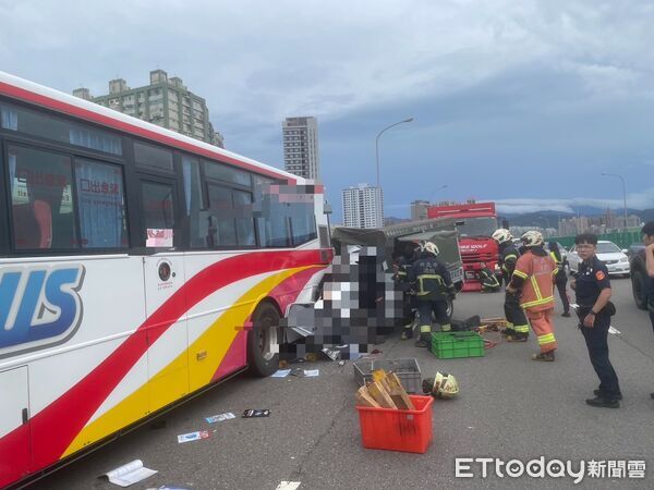 ▲台65線今天下午發生小貨車追撞公車事故,小貨車女乘客命危送醫。(圖/記者陸運陞翻攝)
