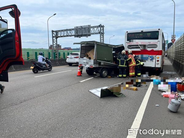 ▲台65線今天下午發生小貨車追撞公車事故,小貨車女乘客命危送醫。(圖/記者陸運陞翻攝)
