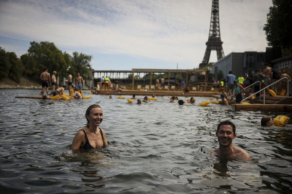 ▲▼ 法國巴黎塞納河5日正式重新開放公眾游泳。(圖/達志影像/美聯社)