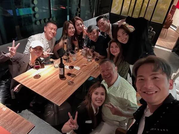 ▲▼半蹲曾志偉雙腿間拍大合照,25歲女星鄧凱文成話題人物被起底。(圖/翻攝自IG)