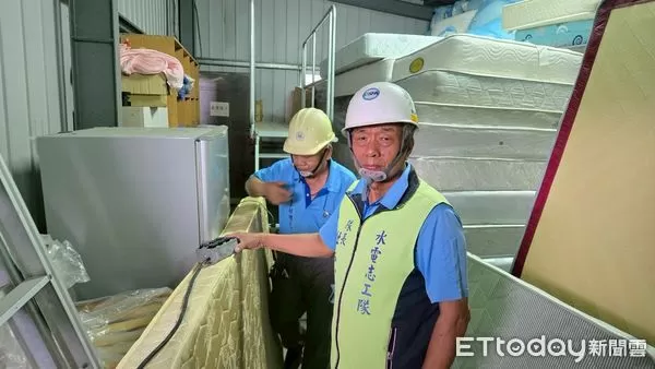 ▲即便颱風來襲,做工行善團志工風雨無阻投入修繕,完成台南第299戶「希望家園」。(記者林東良翻攝,下同)