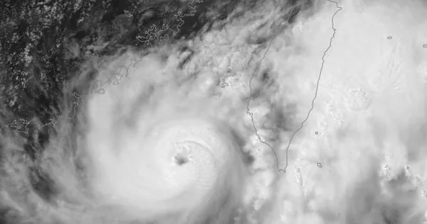 第4號颱風「丹娜絲」已於今天(6日)上午11時增強為中度颱風。(圖/翻攝自臉書/台灣颱風論壇|天氣特急)