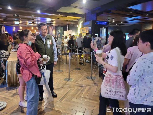 ▲立委王定宇於南紡威秀影城包場播放《看不見的國家》,號召鄉親攜手挺民主。(記者林東良翻攝,下同)