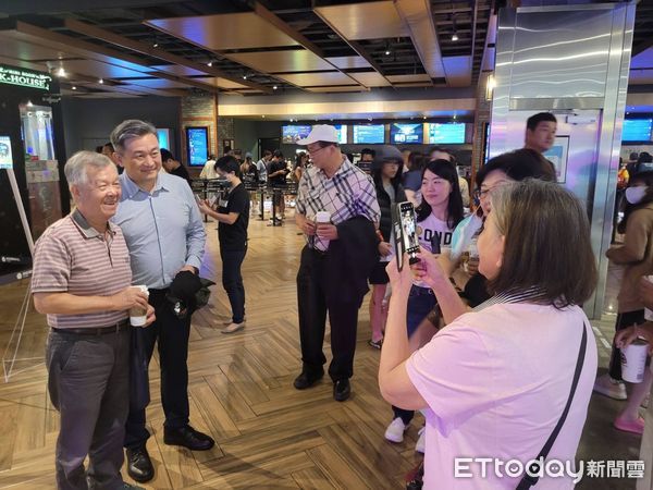 ▲立委王定宇於南紡威秀影城包場播放《看不見的國家》,號召鄉親攜手挺民主。(記者林東良翻攝,下同)