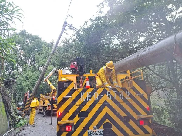 ▲▼台電於嘉義縣達邦山區進行斷桿搶修。(圖/台電提供)