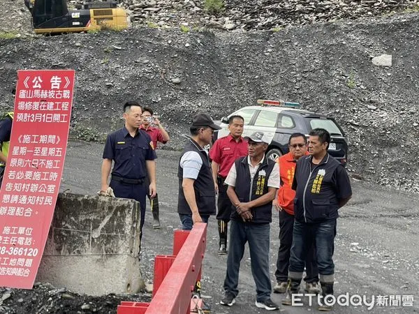 ▲仁愛鄉長江子孝至盧山溫泉區勸離民眾。(圖/仁愛鄉公所提供,下同)