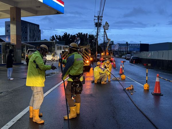 ▲▼颱風造成高雄市鳥松區線路斷線,台電同仁出動搶修。(圖/記者陳瑩欣翻攝)