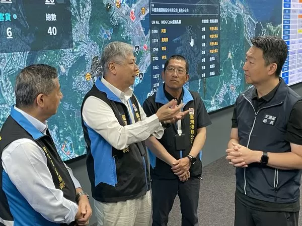 ▲交通部陳世凱部長(右)聽取港務公司說明所轄商港營運狀況及防颱應變處置作為,(左起港務公司王錦榮總經理、李賢義董事長、港棧管理處張乃文資深處長。(圖/港務公司提供)