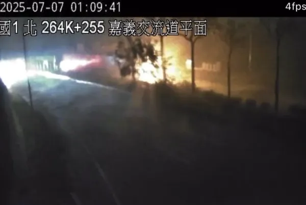 ▲▼國道一號火燒車,警方到場時,火勢疑似已被大雨澆滅。(圖/翻攝國道即時影像)